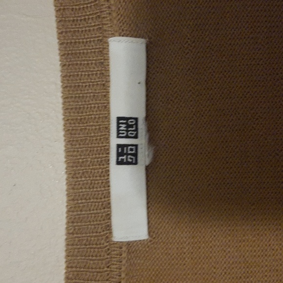Uniqlo 100% virgin wool light knit tan v neck sweater - Picture 3 of 7